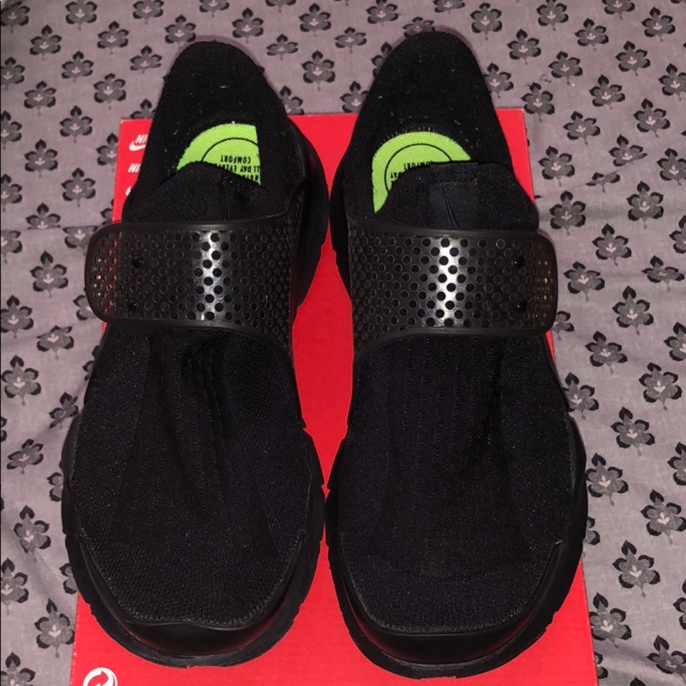Women’s Nike sock dart